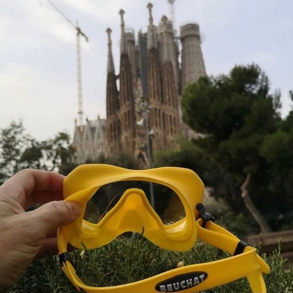 Maxlux S Jaune devant la Sagrada Familia